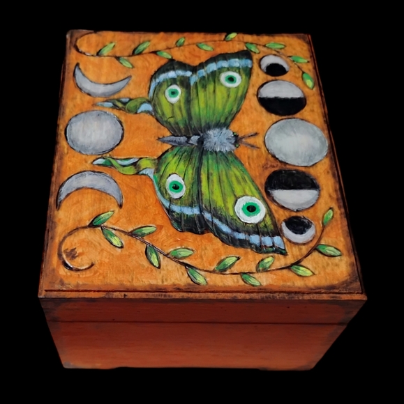 The Moth and the Moon hand painted jewelry box with the art of pyrography - Picture 3 of 4